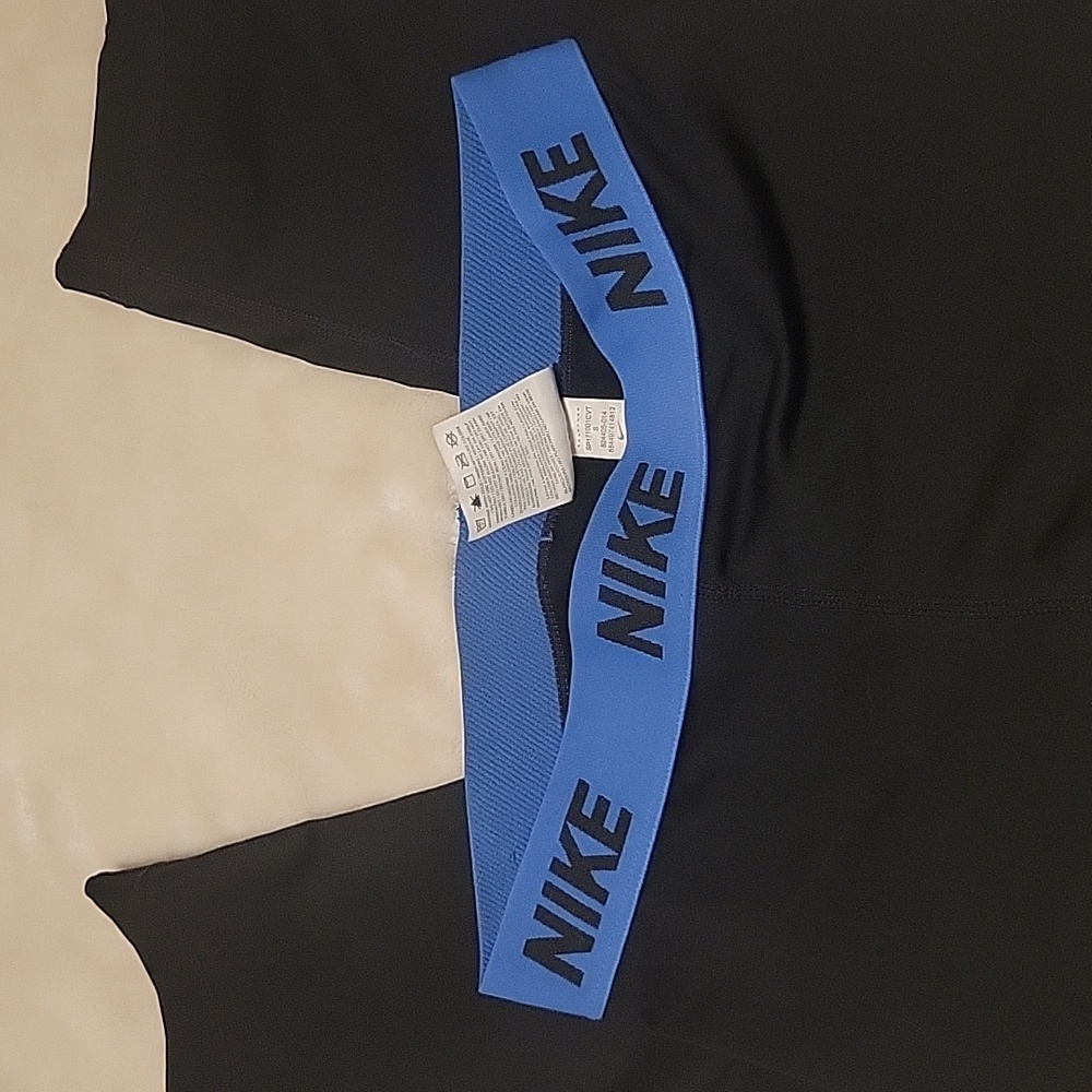 💥CLEAR OUT🎉Nike Pro Dri-Fit Capri Leggings - Picture 3 of 3